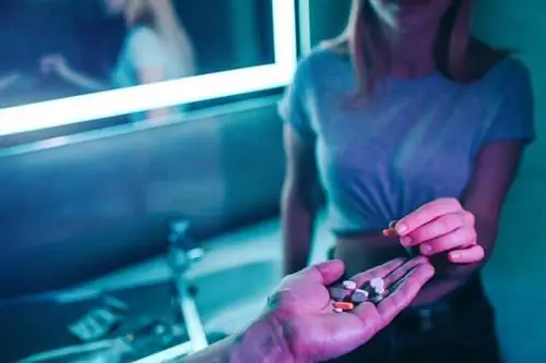 Девушка принимает наркотики