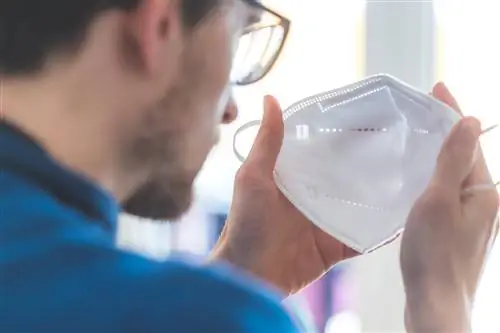 19-летний парень изобрел маску, которая меняет цвет, когда ее нужно сменить