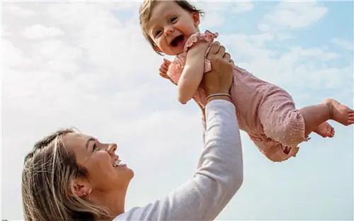 Тело этой девушки превращается в камень. Он болен редкой неизлечимой болезнью