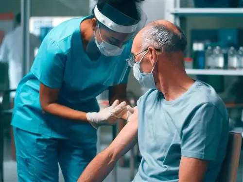 Эта страна приостанавливает свою программу вакцинации против COVID-19. Причина указана