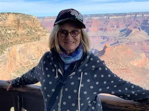 Она думала, что у нее сердечный приступ, но это был синдром разбитого сердца. Теперь он предупреждает других