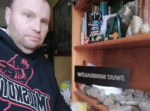 Витольд Скорацкий со своей коллекцией минералов