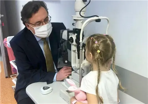 Семилетнюю девочку из Украины с проколотым глазом прооперировали в Польше. Девушка увидит