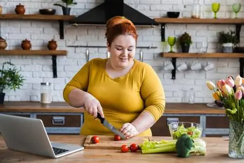 Женщина режет овощи на кухне Женщина режет овощи на кухне
