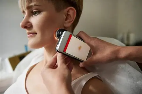 крупный план при осмотре поражений кожи