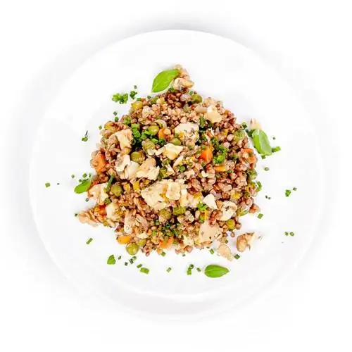 Гречневая каша с курицей, морковью и горошком