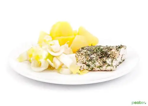 Диета для печени. Запеченная треска с укропом и базиликом, отварным картофелем, салатом из цикория и груши