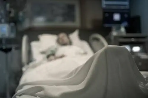 пациент лежит на больничной койке