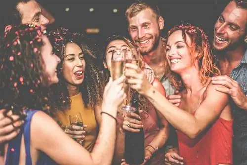 люди на новогодней вечеринке