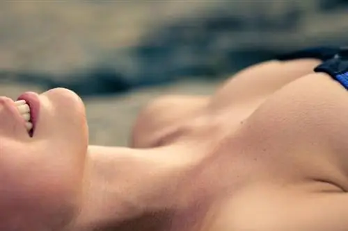 крупный план груди женщины в корсете