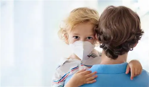 Он просто хотел продезинфицировать руки. Теперь у него обожженная щека