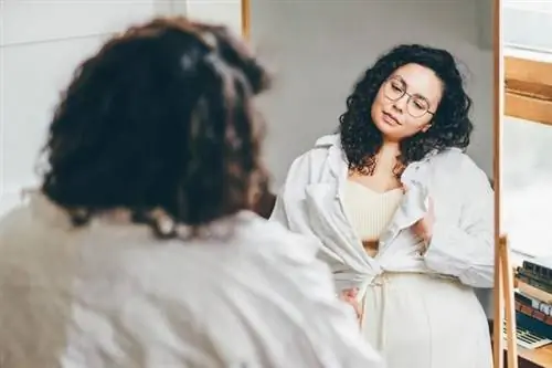 женщина смотрит в зеркало