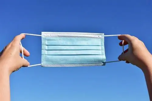 С каких это пор без масок на свежем воздухе? Однако есть одно условие