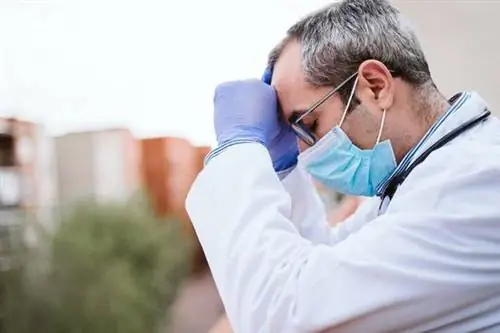 Грядут массовые отъезды врачей. Будет ли кто нас лечить после пандемии?