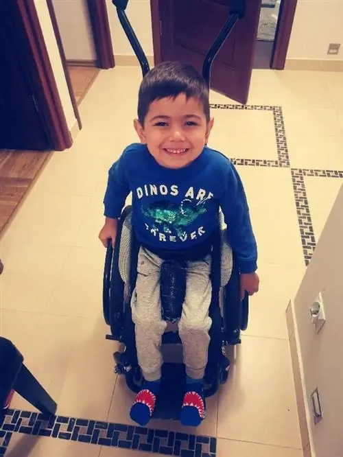 Джозио очень открытый, радостный мальчик, он ездит в коляске, он говорит, что он Молния МакКуин.