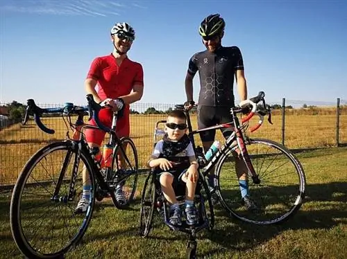 Радек может сидеть самостоятельно, он также передвигается в инвалидной коляске.