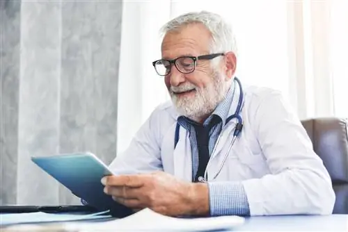 Сколько лет вашему врачу? Нас лечат пенсионеры