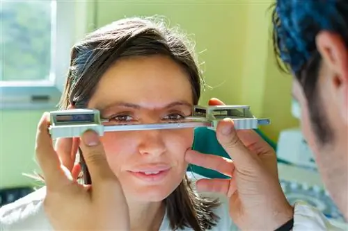 Выпученные глаза: причины, симптомы, лечение