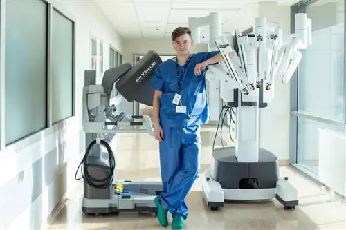 Вы должны любить людей. Доктор Павел Сальва и робот да Винчи