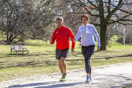 гулять пешком