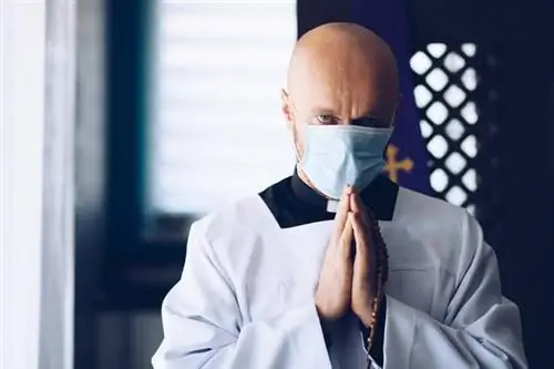 Священник в маске