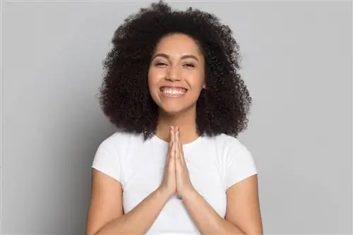 Больше никаких рукопожатий! Посмотрите, как приветствуют друг друга во время пандемии