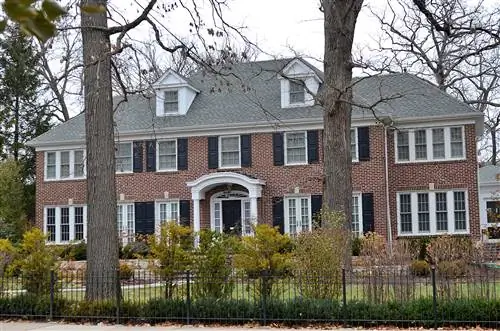 ИЛЛИНОЙС, США - 1 ДЕКАБРЯ: Дом «Один дома», расположенный по адресу 671 Lincoln Avenue в Виннетке, штат Иллинойс …