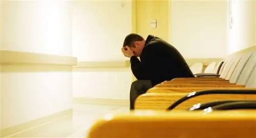 мужчина сидит в приемной больницы