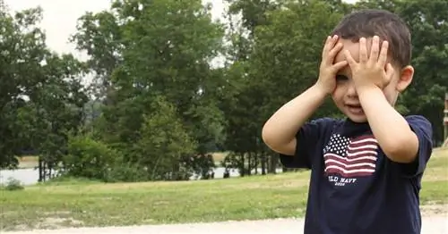 Почему ваш ребенок думает, что, закрыв глаза, он становится невидимым