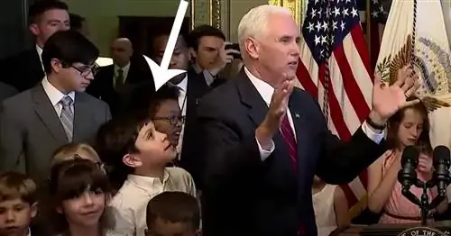 Посмотрите, как этот мальчик требует извинений от вице-президента Пенса