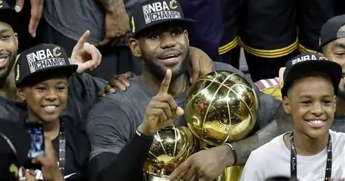 Леброн Джеймс превратил акт расизма в опыт обучения для своих сыновей