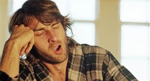 усталый мужчина