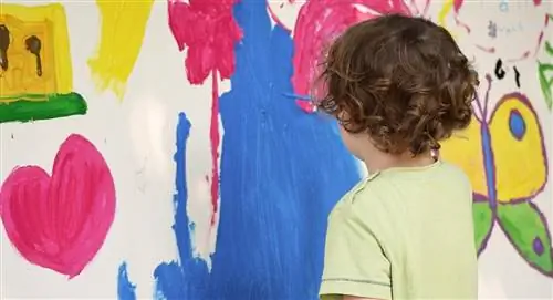 ребенок рисует на стенах