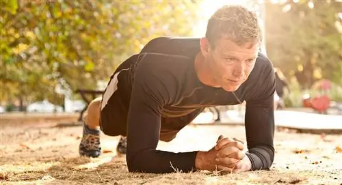 мужчина работает