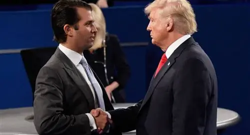 Дональд Трамп приветствует Дональда Трампа-младшего