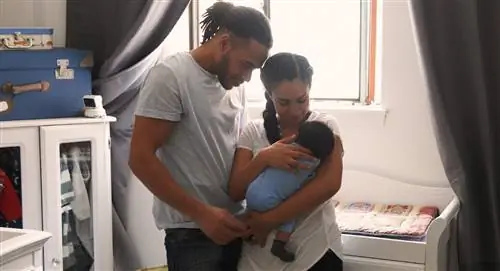 пара баюкает новорожденного