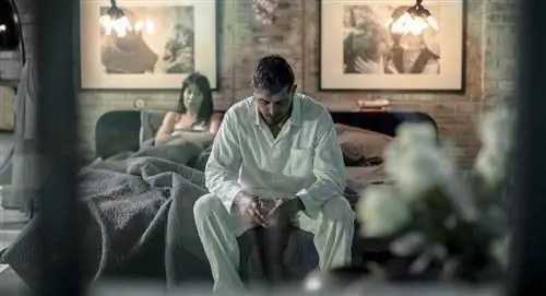 мужчина и женщина ссорятся в постели