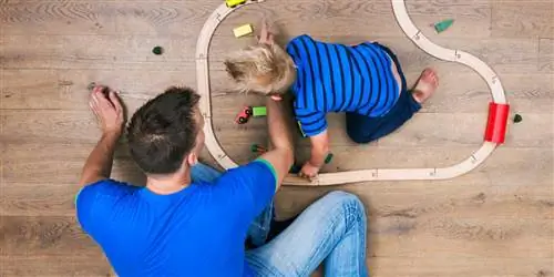 отец и сын играют с машинками