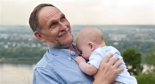 дедушка держит ребенка