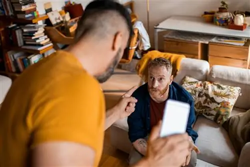 Мужская пара ссорится в квартире