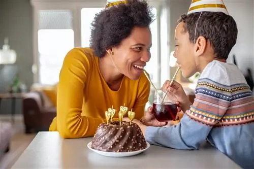 Фото матери и ее сына дома с празднованием именинного торта