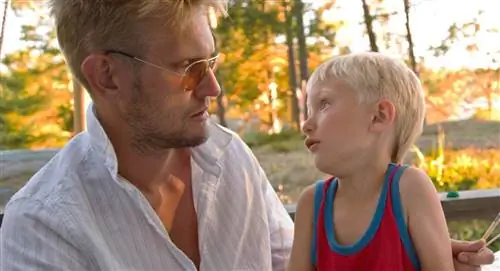 ребенок задает вопросы папе