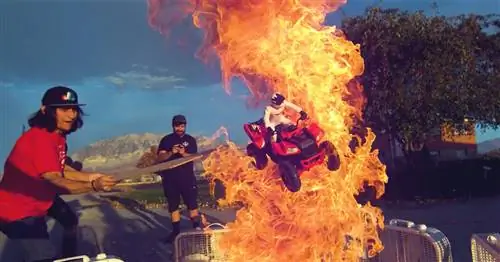 Посмотрите, как игрушечные машинки пролетают сквозь огненный торнадо в замедленной съемке