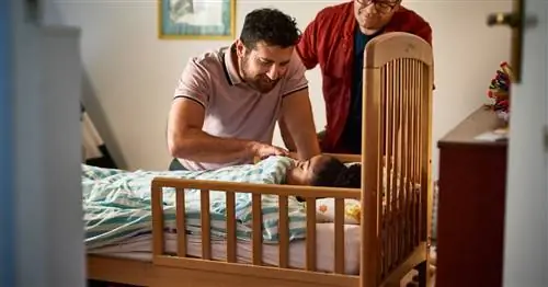 Как удержать ребенка от падения с кровати