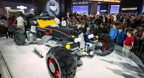 Бэтмобиль Chevrolet x Lego на выставке NAIAS