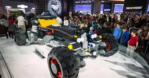 Бэтмобиль LEGO дебютирует на автосалоне в Детройте
