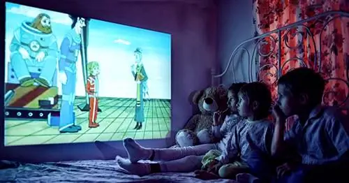 Этот детский проектор превращает их комнату в кинотеатр