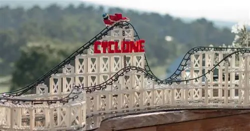 Эти американские горки, совместимые с LEGO, превращают комнату вашего ребенка в парк развлечений