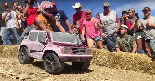 Видео: Наслаждайтесь гонками взрослых мужчин на крошечных игрушечных машинках