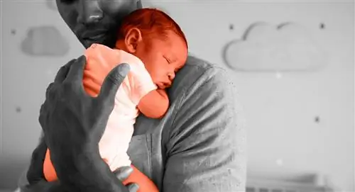 как держать ребенка